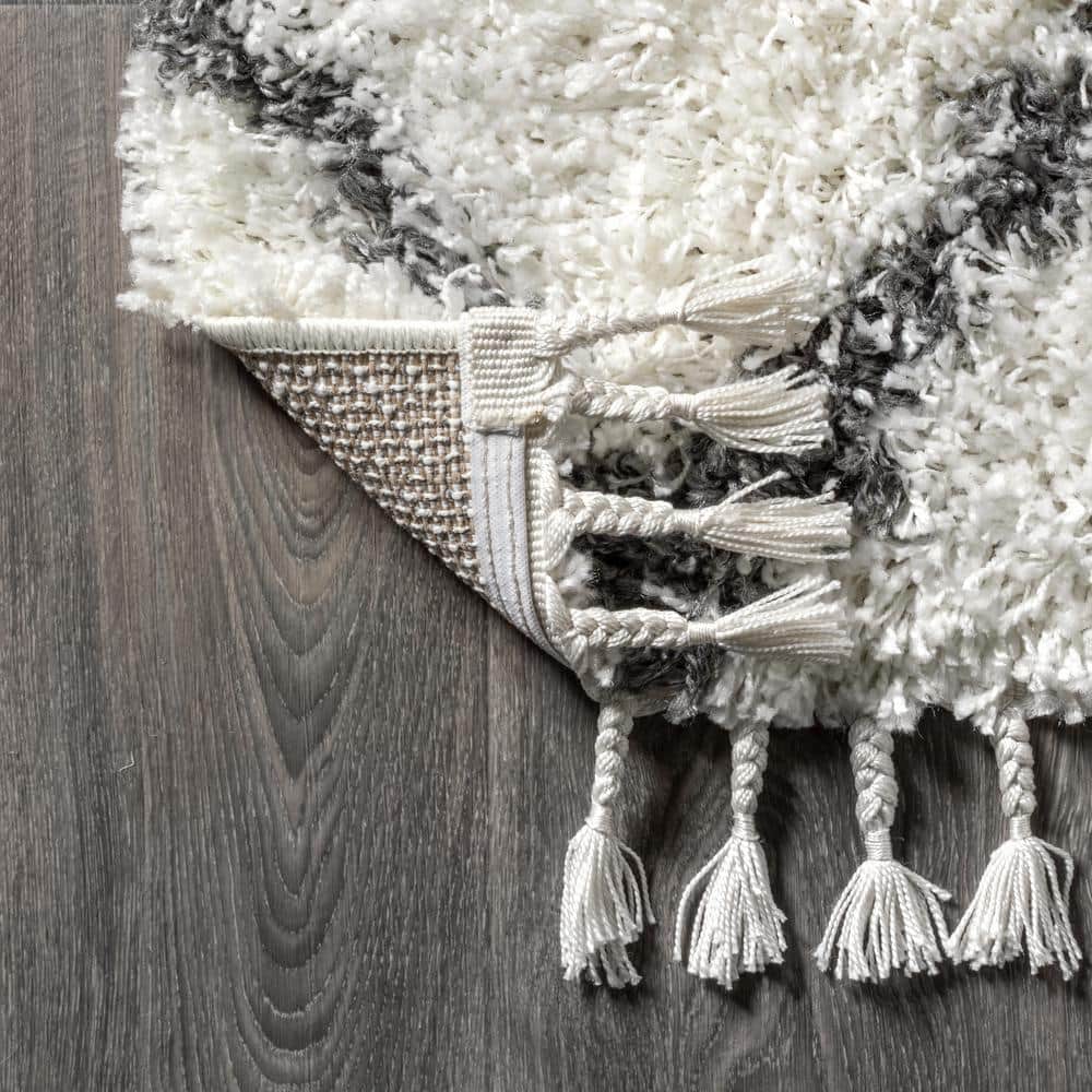 Luxurious Grey/Cream Diamond Shag Synthetic 5' x 8' Area Rug