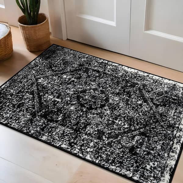 Vintage Medallion Black 2' x 3' Area Rug