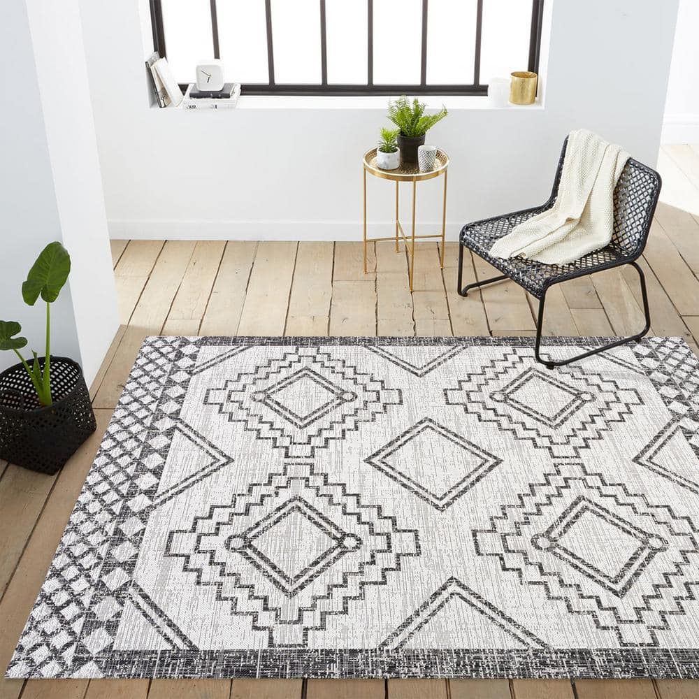 Ivory/Black Geometric Synthetic 3x5 Indoor/Outdoor Area Rug