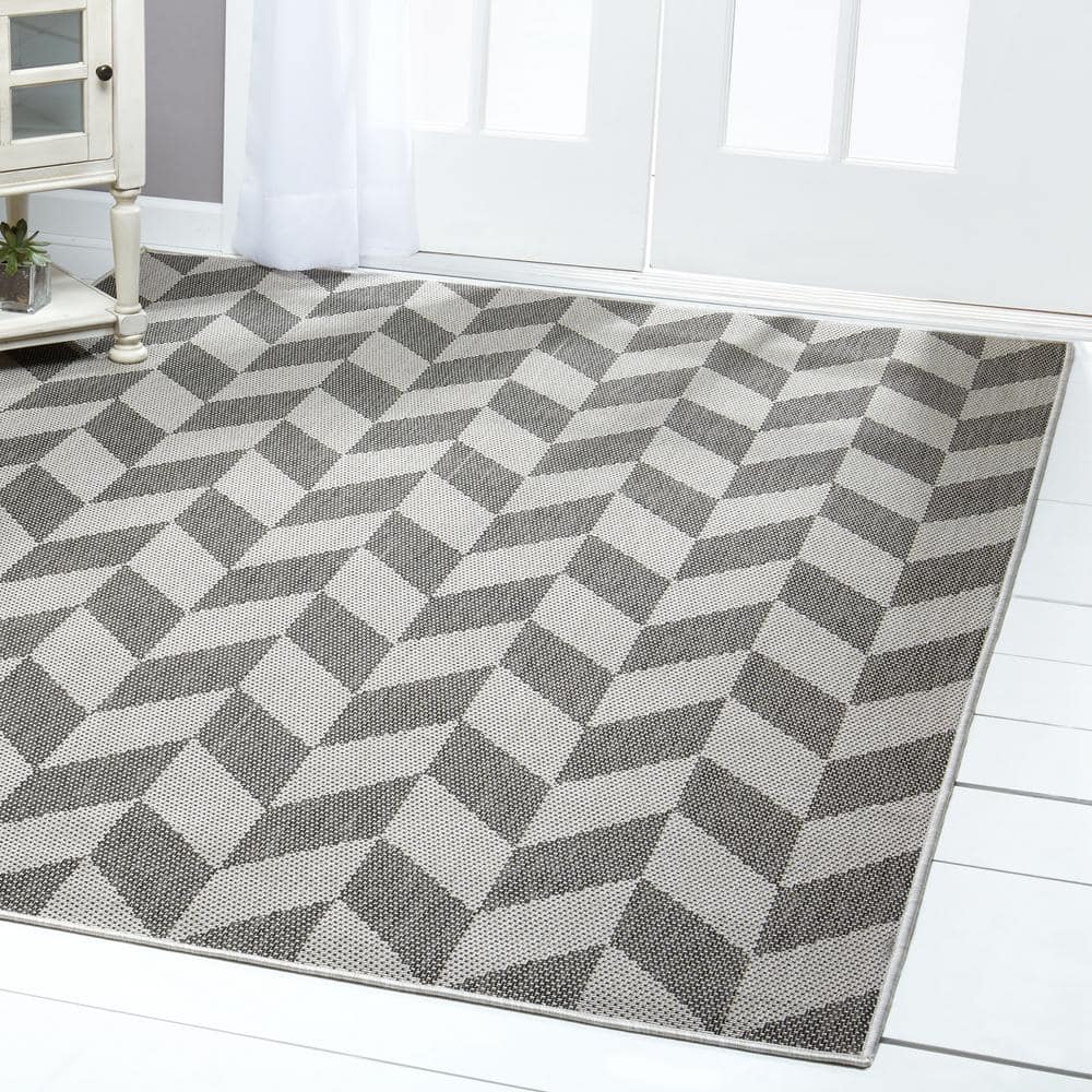 Nicole Miller Black and Gray Geometric Synthetic Indoor/Outdoor Rug