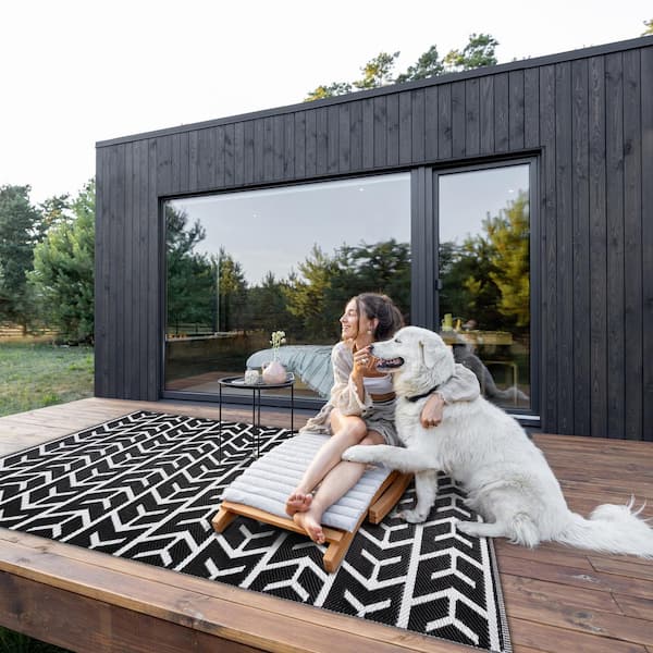 Amsterdam Design 5 ft. x 7 ft. Size Black & White 100% Eco-friendly Lightweight Plastic Indoor/Outdoor Area Rug