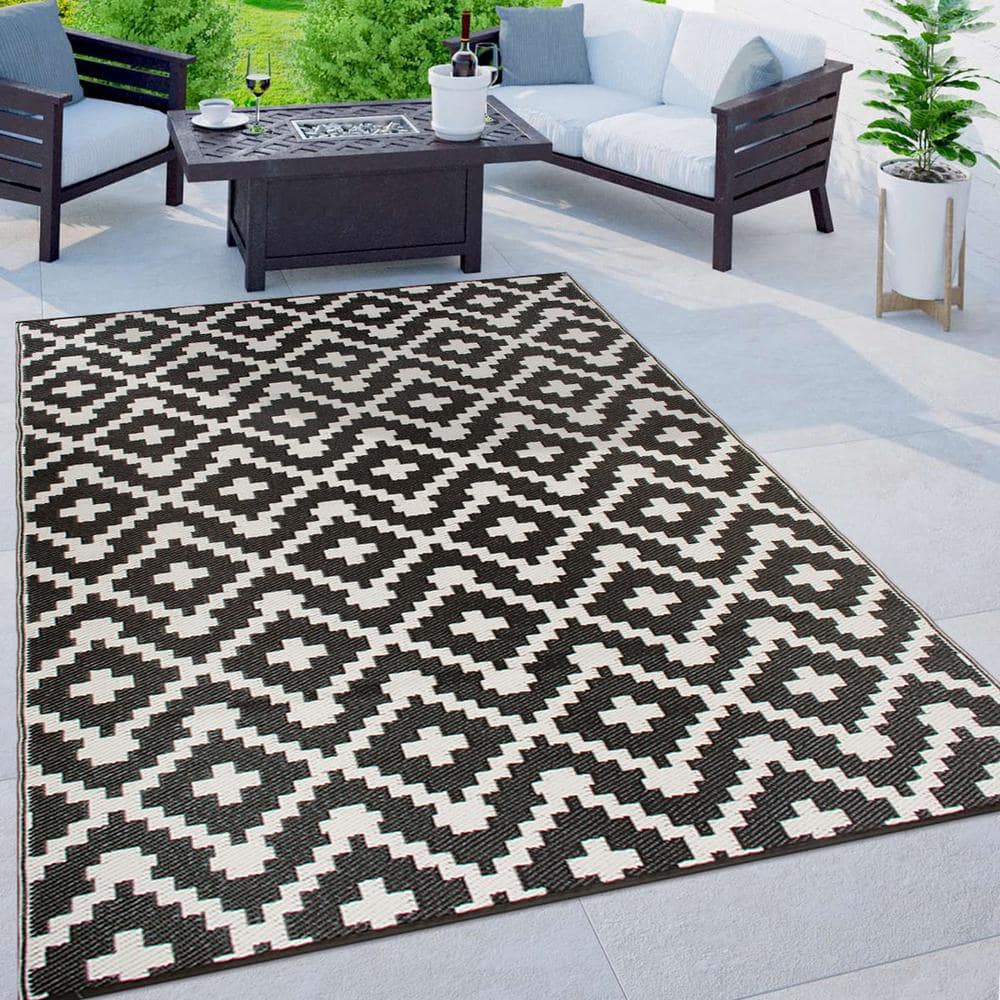 Black and White Geometric Reversible Synthetic 5' x 7' Rug