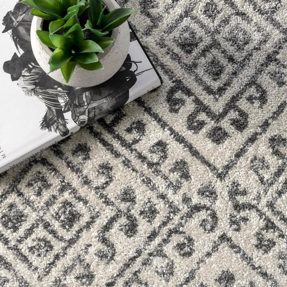 Modern Gray Diamond Trellis 80" Synthetic Area Rug