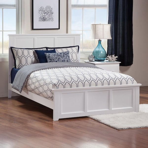 Madison Full Traditional Bed with Matching Foot Board in White