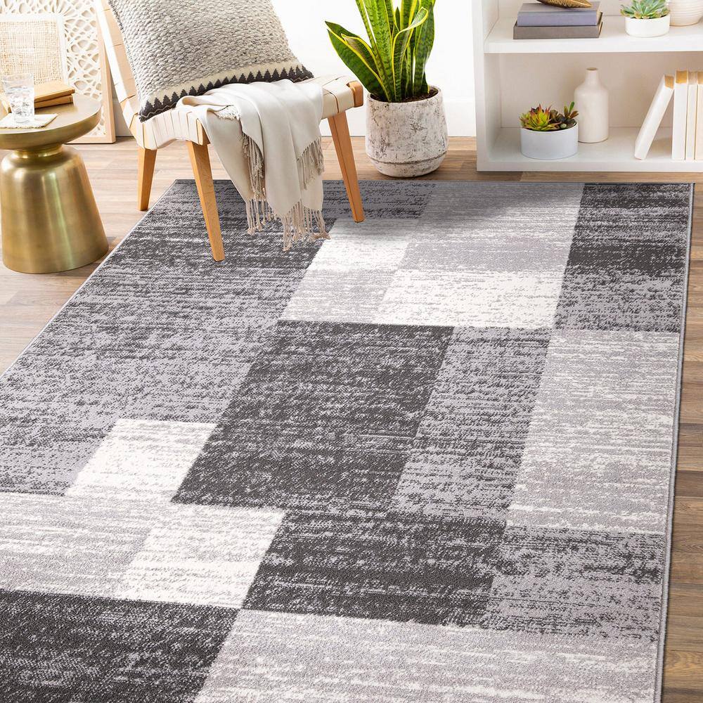 Reversible Geometric Gray Synthetic 5' x 7' Easy-Care Rug