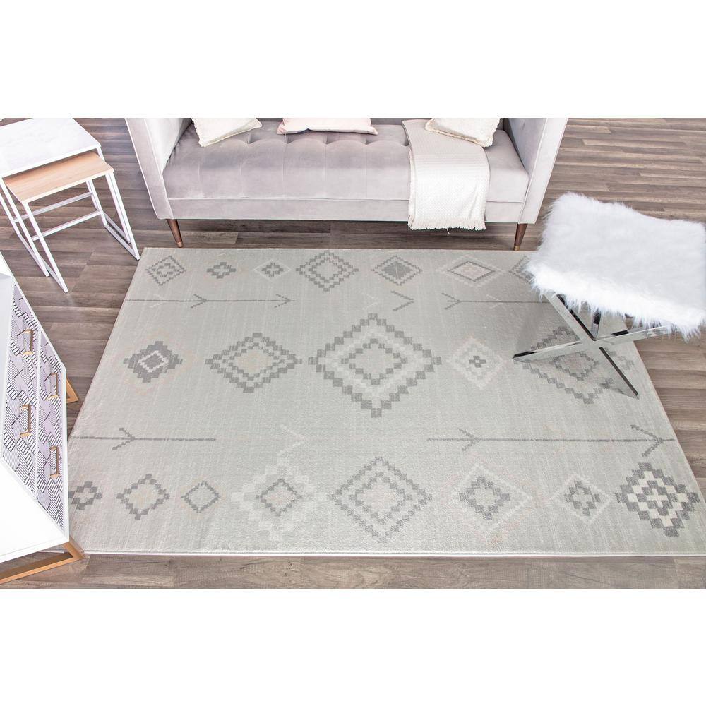 Gray Diamond Pattern Synthetic 2' x 4' Area Rug
