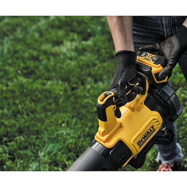 Reviews for DEWALT 20V MAX 125 MPH 450 CFM Brushless Cordless Battery Powered Blower Kit with 1 5 Ah Battery Charger Pg 1 The Home Depot