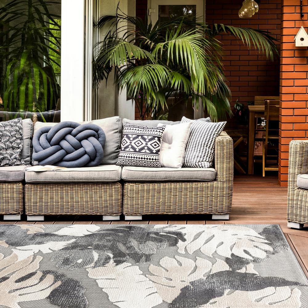 Gray Floral Synthetic 5' x 7' Easy Care Area Rug
