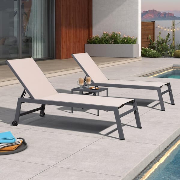 PURPLE LEAF Aluminum Drak Grey Frame Outdoor Chaise Lounge Patio Lounge Chair with Side Table and Wheels Extra Large, Light brown