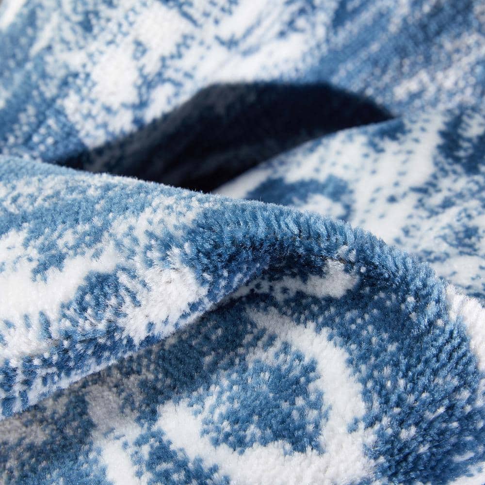 Light Blue Floral Synthetic Reversible 5' x 7' Rug