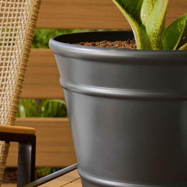 Vigoro Jane Medium Black Plastic Round Planter with Drainage Plug