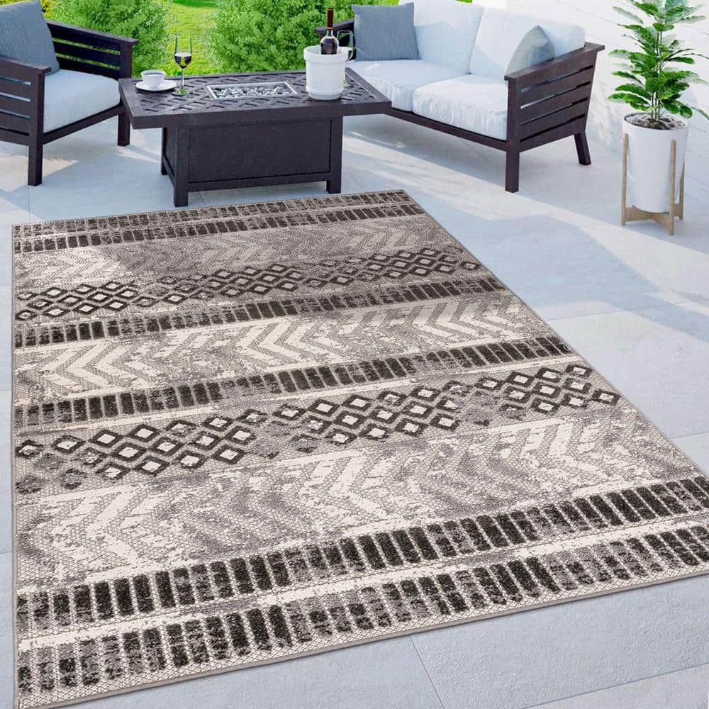 Bohemian Gray Geometric 8' x 10' Easy-Care Synthetic Area Rug