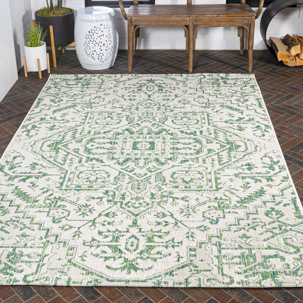 Estrella Green and Cream Synthetic Medallion 4' x 6' Area Rug