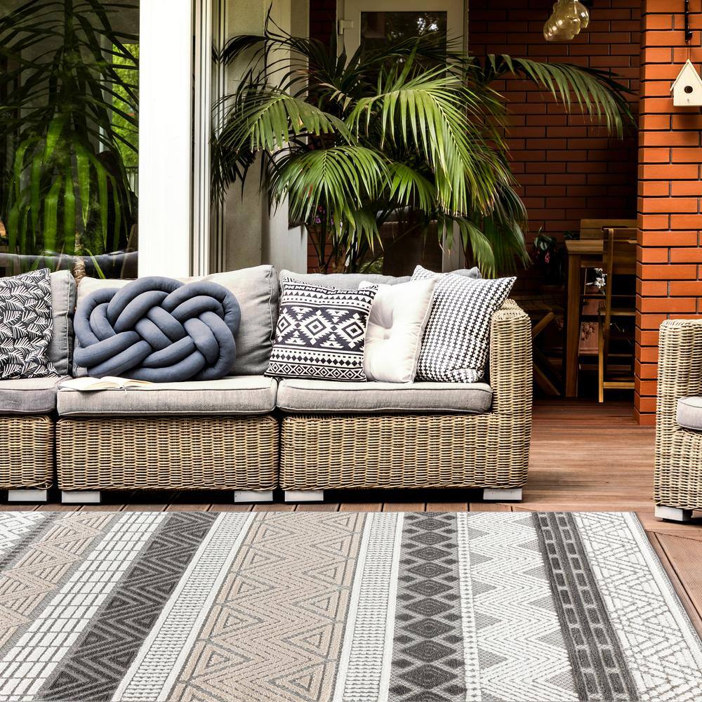 Gray Geometric 5' x 7' Indoor/Outdoor Area Rug