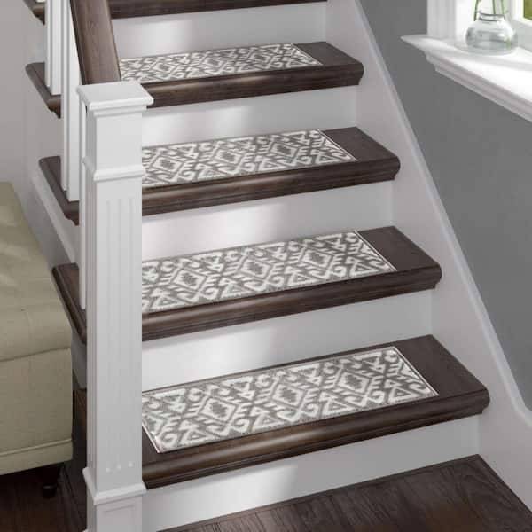 THE SOFIA RUGS Grey/White 9 in. x 28 in. Non-Slip Stair Treads Polypropylene Latex Backing (Set of 7) Aztec Stair Rugs