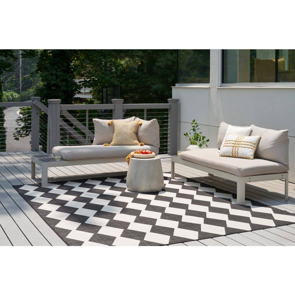 Positano Black and White Diamond 8' x 10' Outdoor Rug