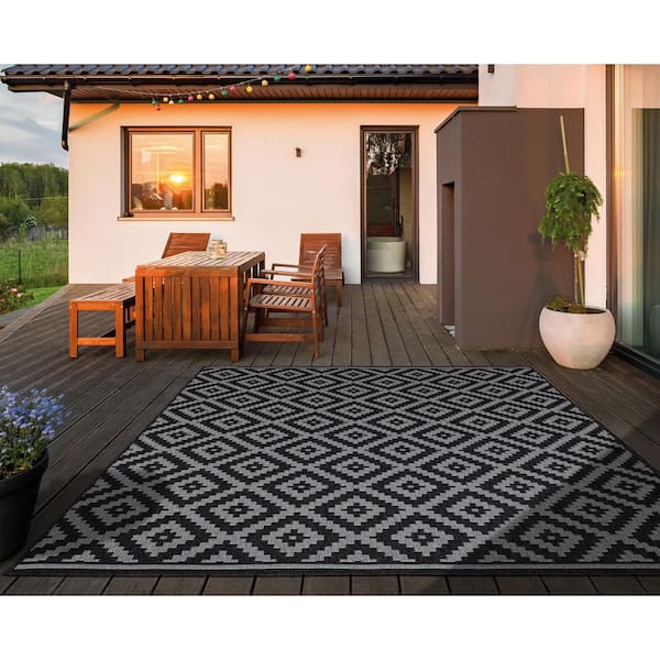 https://images.thdstatic.com/productImages/a1330d5e-e7dc-4a63-b689-6b90b5f12103/svn/black-stylewell-outdoor-rugs-30325-fa_600.jpg