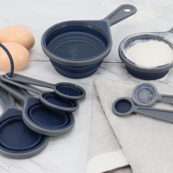 https://images.thdstatic.com/productImages/a1a61cf0-3ae7-4e6a-bf7f-cf6ed131f936/svn/dark-blue-oster-measuring-cups-measuring-spoons-985120845m-31_600.jpg