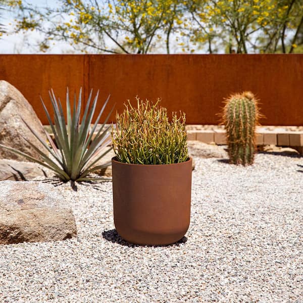 Veradek Patina Kona Medium Rust Plastic Round Planter with