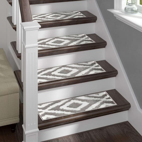 THE SOFIA RUGS Grey/White 9 in. x 28 in. Non-Slip Stair Tread Cover Polypropylene Latex Backing (Set of 15)