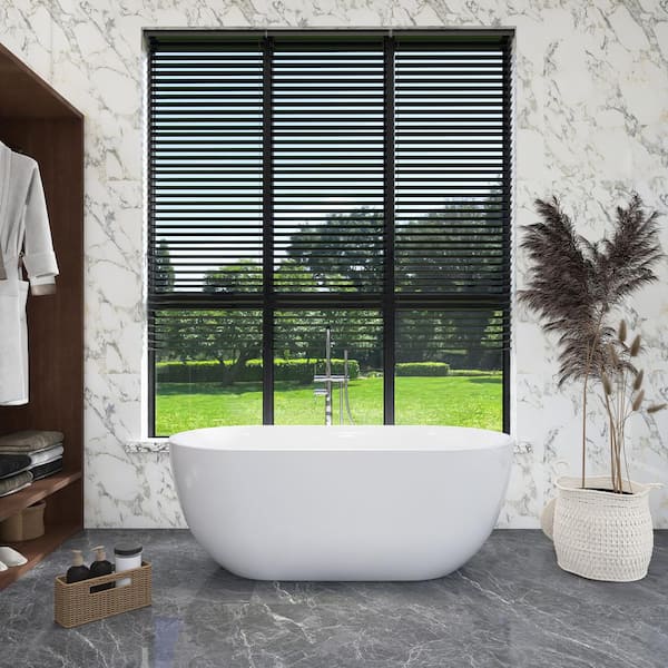 Unbranded 67 in. x 31 in. Soaking Bathtub with Center Drain in Glossy White