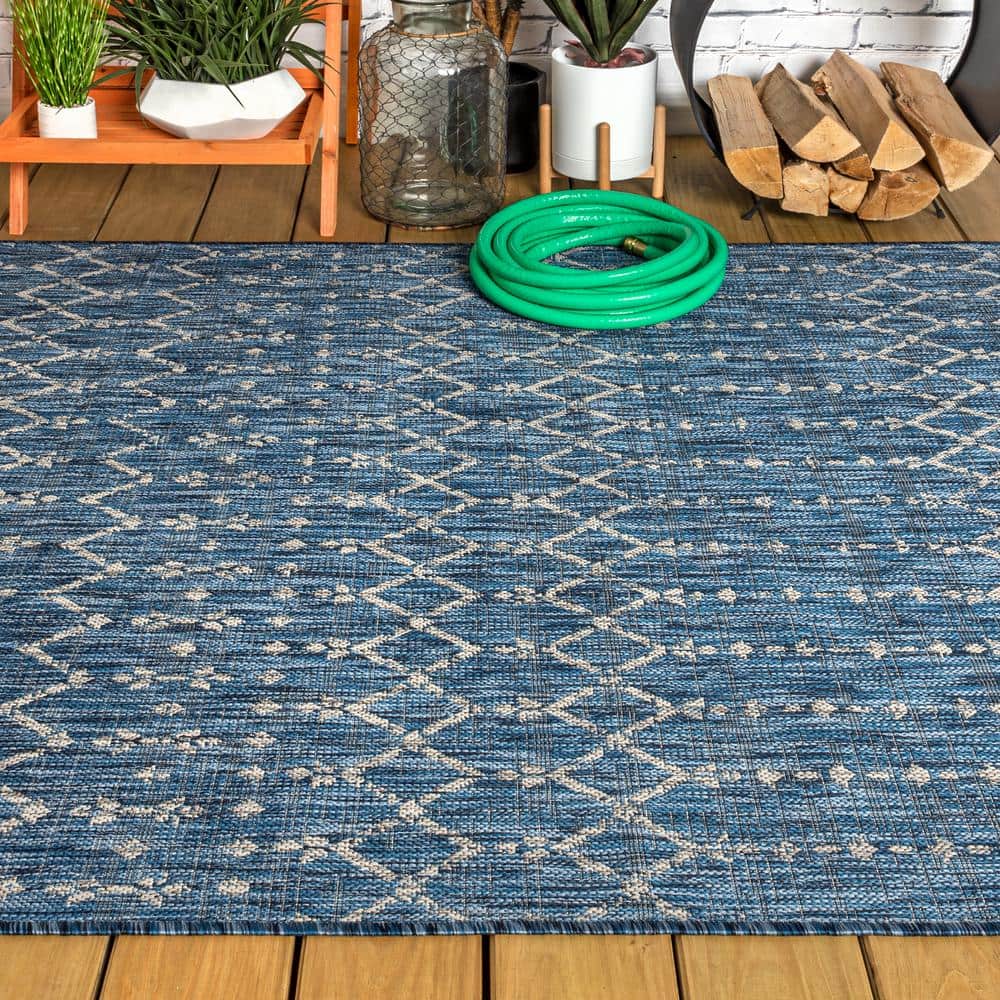Navy and Light Gray Moroccan-Inspired Geometric 4' x 6' Synthetic Area Rug