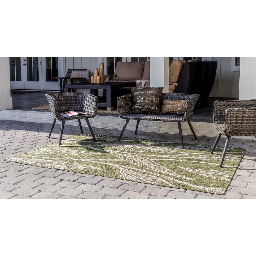 Botanical Green and Ivory Synthetic Outdoor Area Rug, 7' x 10'
