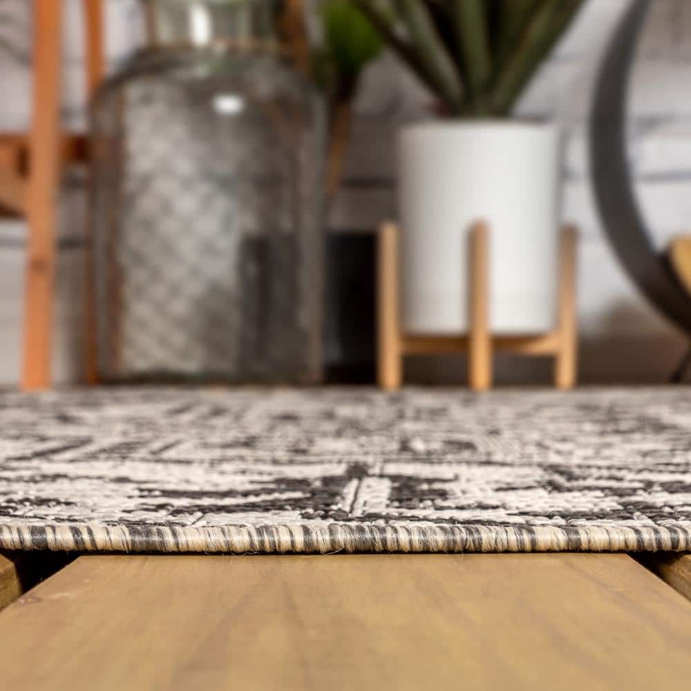 Estrella Bohemian Medallion Black/Gray 5' Round Synthetic Area Rug