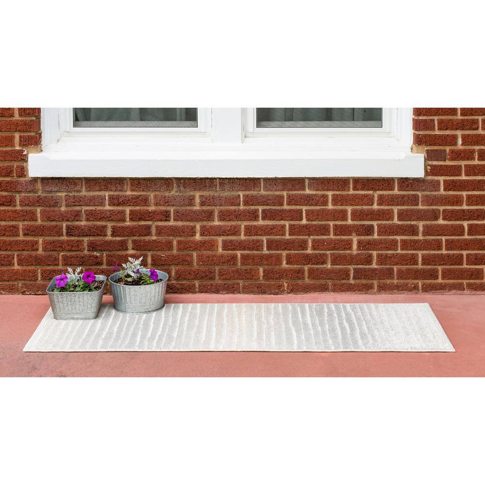 Easy-Care Stain-Resistant Light Gray Synthetic Outdoor Runner