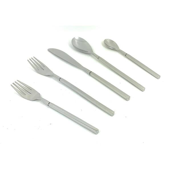 dinner utensil setting