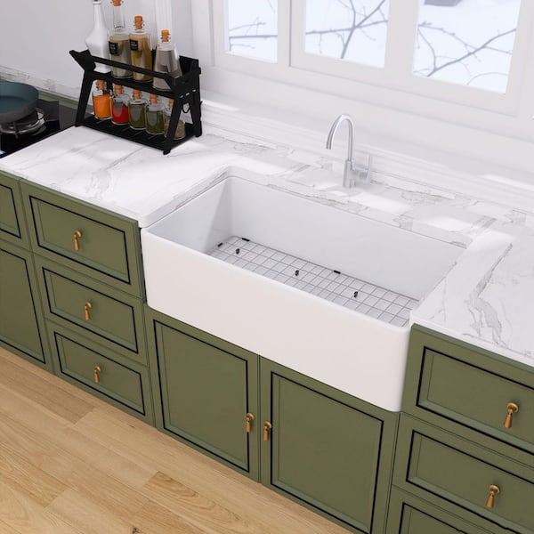 https://images.thdstatic.com/productImages/a46d7b79-4380-4793-8de2-e2877a1c0eb1/svn/white-farmhouse-kitchen-sinks-sf-bg-f33s18-64_600.jpg