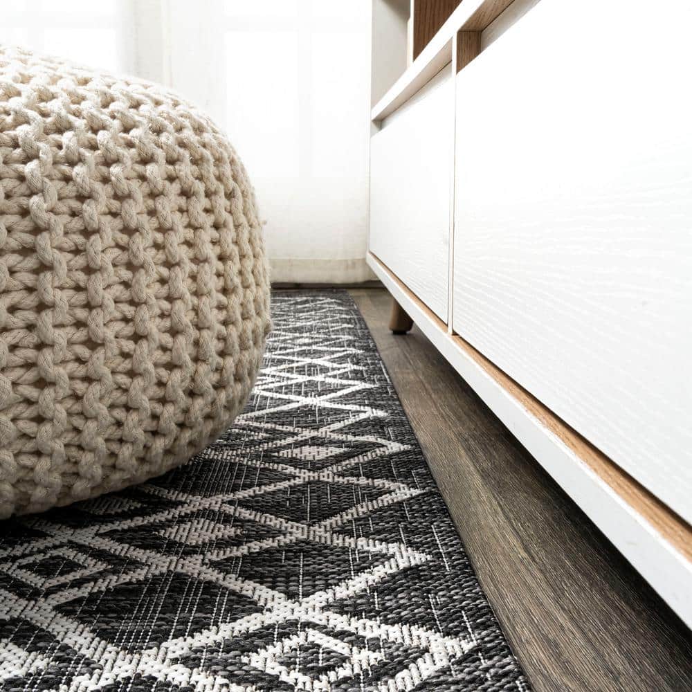 Bohemian Black/Ivory Geometric Synthetic Indoor/Outdoor Rug
