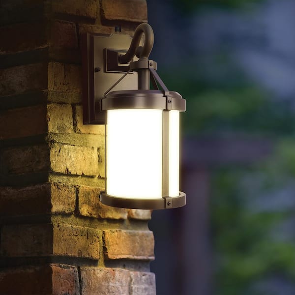 https://images.thdstatic.com/productImages/a4d5b245-be02-42ab-aabf-209122715437/svn/bronze-feit-electric-outdoor-sconces-lan11rnd-sync-bz-e1_600.jpg