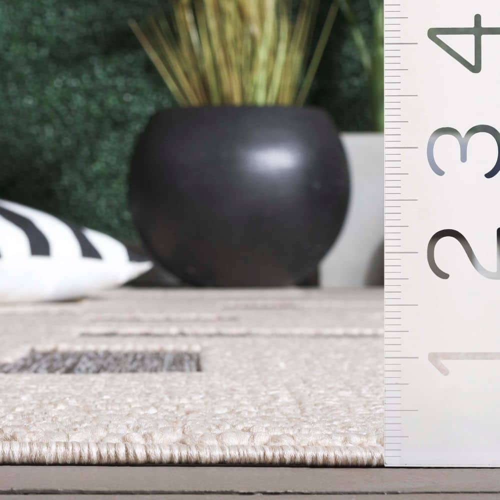Gray Geometric 9' x 12' Synthetic Easy Care Rug