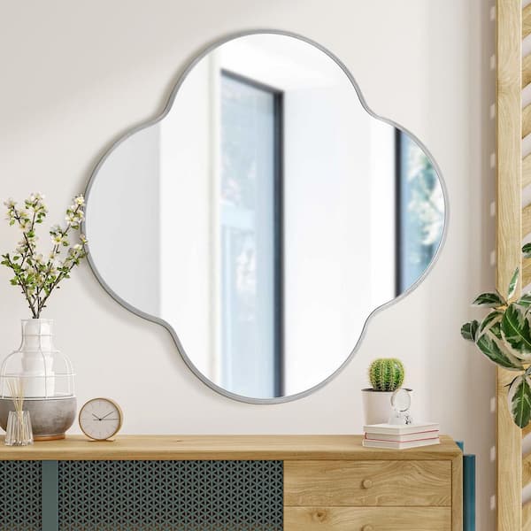 Hochwertiges 28 in. W x 28 in. H Scalloped Silver Aluminum Alloy Framed Wall Mirror Quatrefoil Decorative Wall Mirror