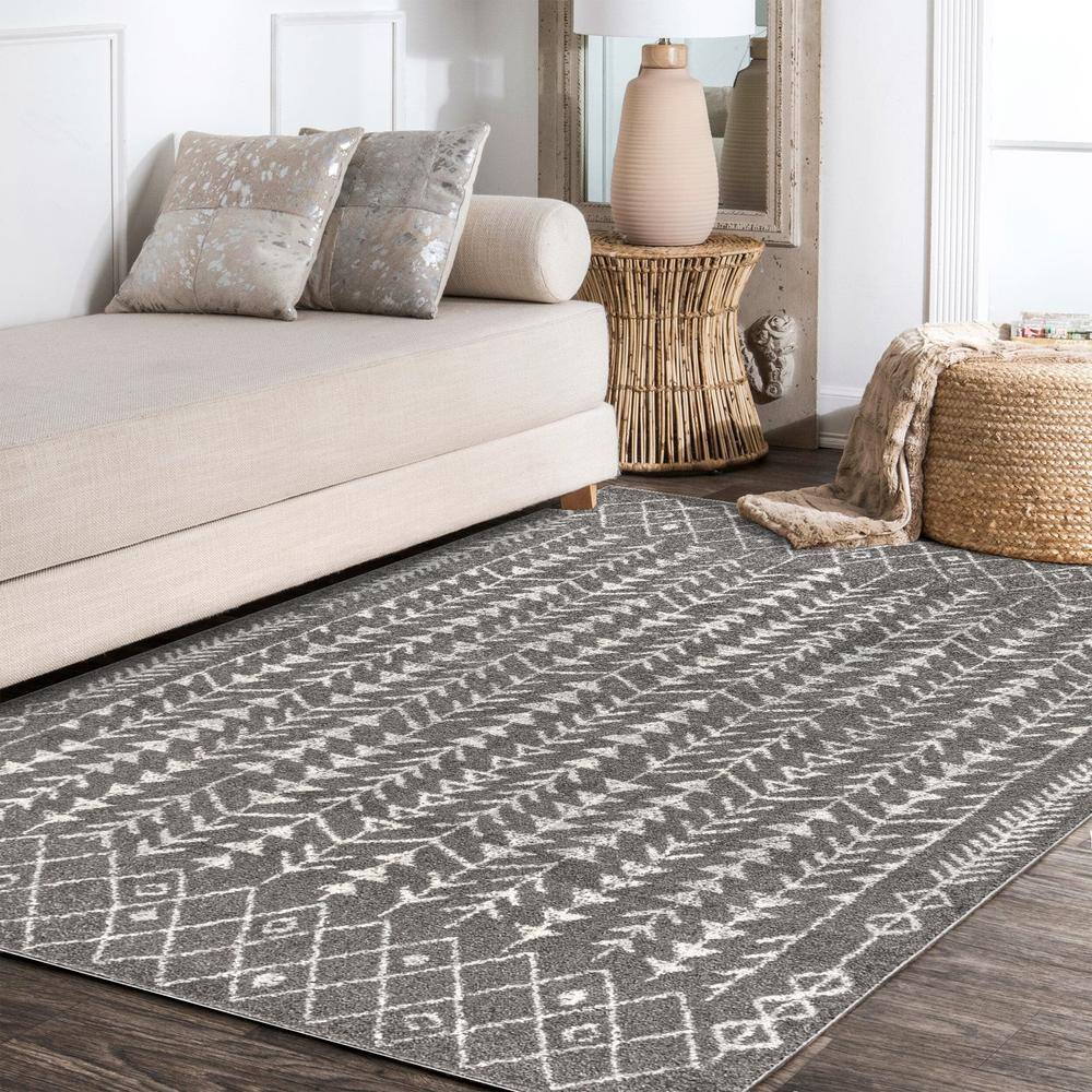Ziri 4' x 6' Grey and Cream Synthetic Moroccan Area Rug