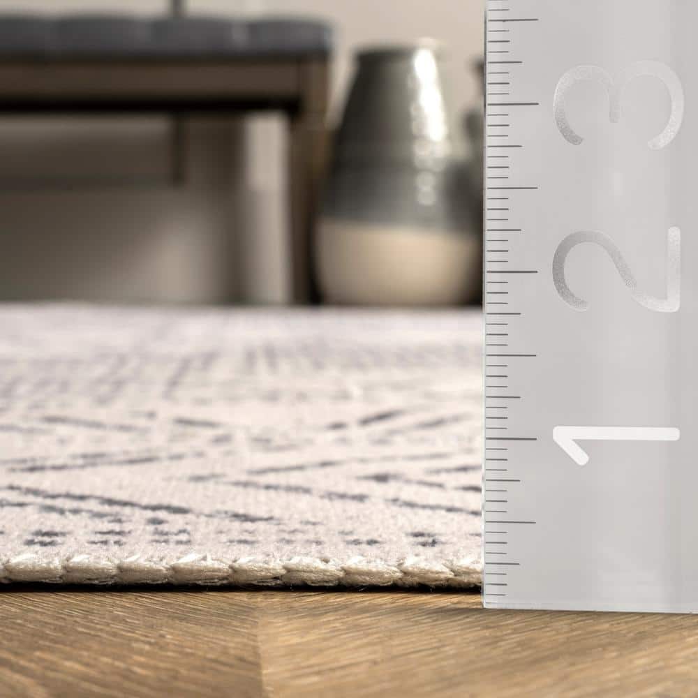 Gray and Ivory Synthetic Medallion 8' x 10' Washable Area Rug