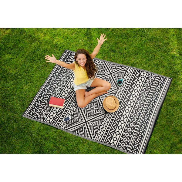 https://images.thdstatic.com/productImages/a58672bd-bfd4-420c-a25c-de3adf2c6c55/svn/black-white-beverly-rug-outdoor-rugs-hd-odr20845-10x13-44_600.jpg