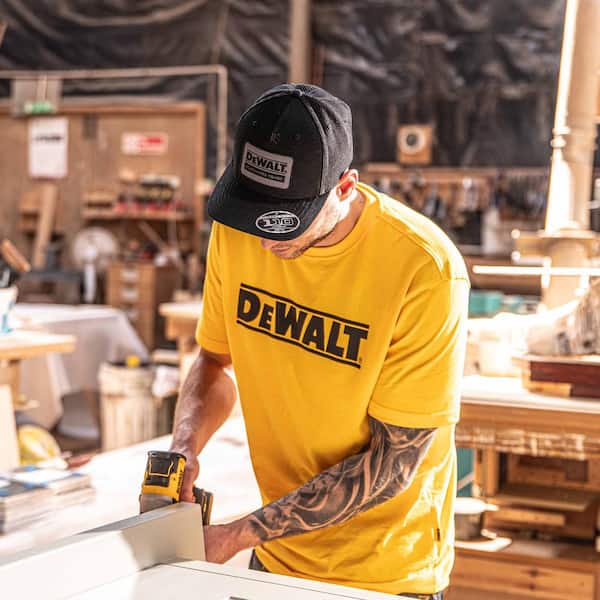 DEWALT Men's Medium Yellow Cotton Polyester Short Sleeve Tee Shirt