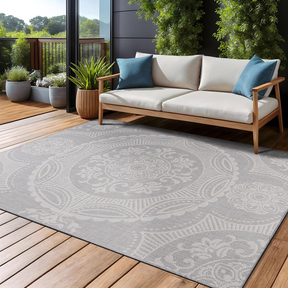 Gray and White Medallion 5' x 7' Reversible Outdoor Rug