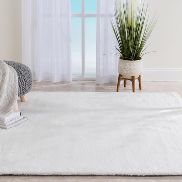 Piper Snow 5 ft. x 7 ft. Solid Polyester Area Rug