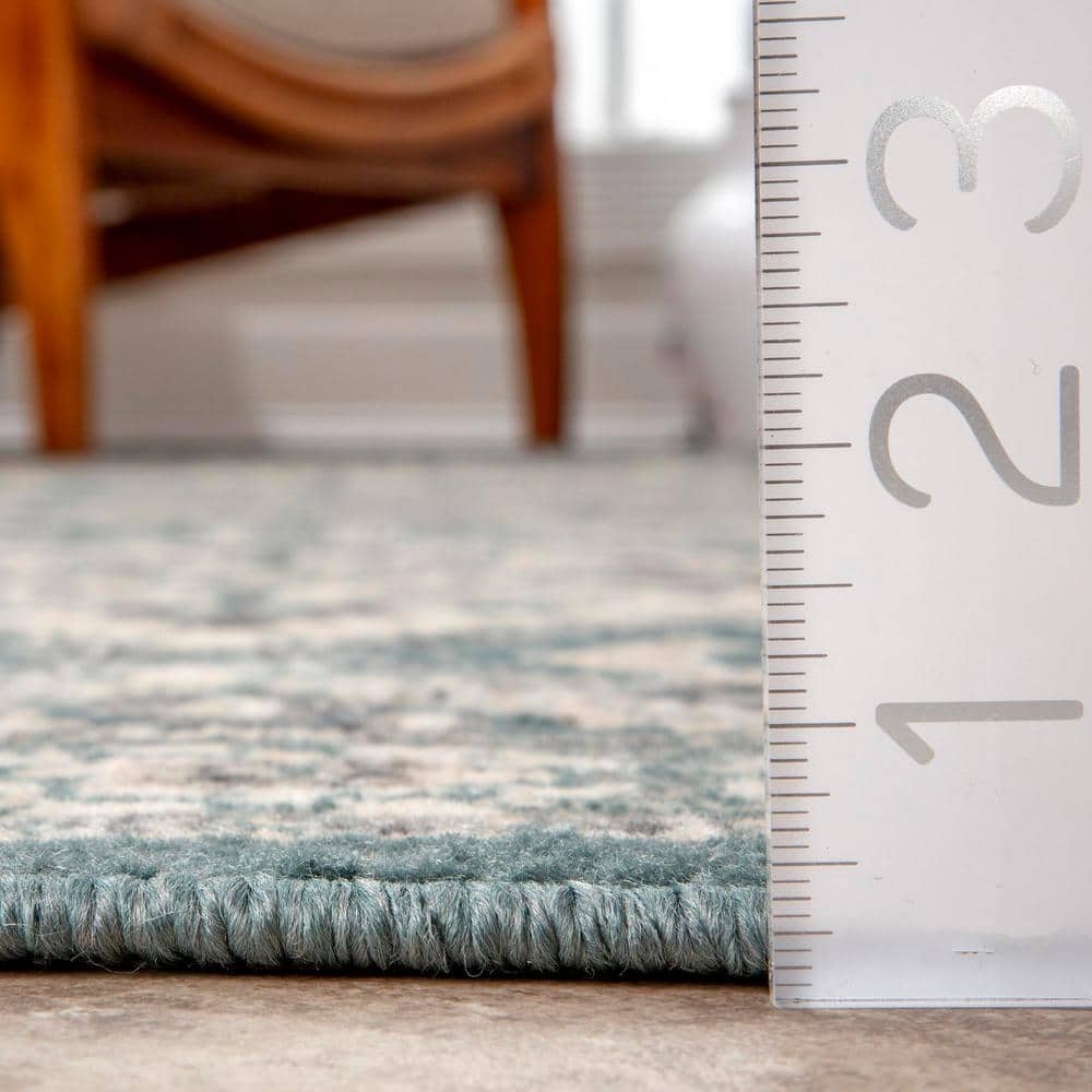 Becca Blue and Beige 4' x 6' Traditional Tiled Area Rug