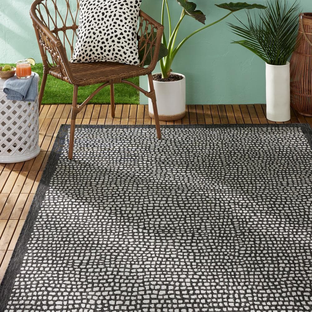 Reversible Black Synthetic 5' x 7' Easy-Care Area Rug