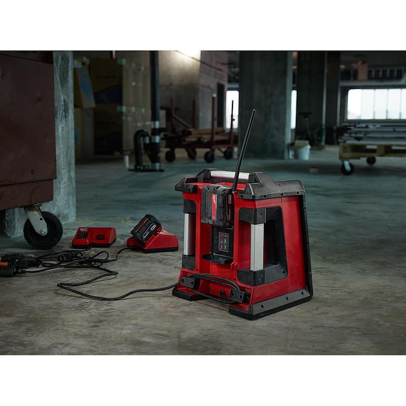 M18 Lithium-Ion Cordless Jobsite Radio/Charger