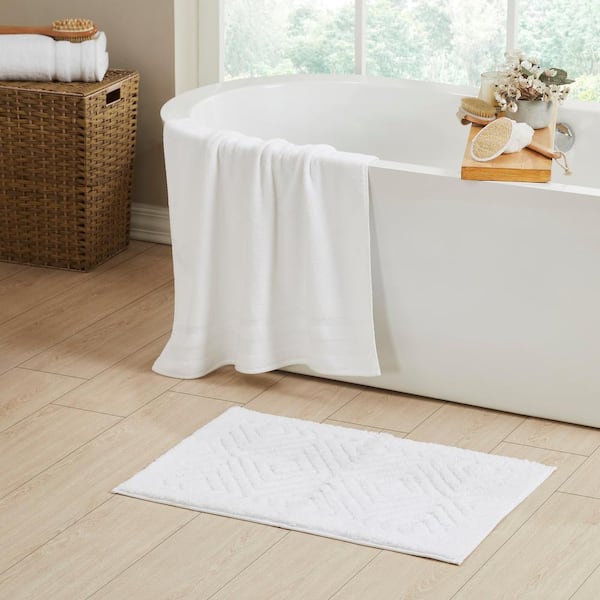 https://images.thdstatic.com/productImages/a80a8a11-01bc-430f-98e4-6a3752435f3f/svn/white-better-trends-bathroom-rugs-bath-mats-batltr3pcwh-64_600.jpg