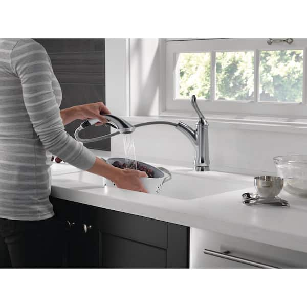 Linden Single-Handle Pull-Out Sprayer Kitchen Faucet with Multi-Flow in Arctic Stainless