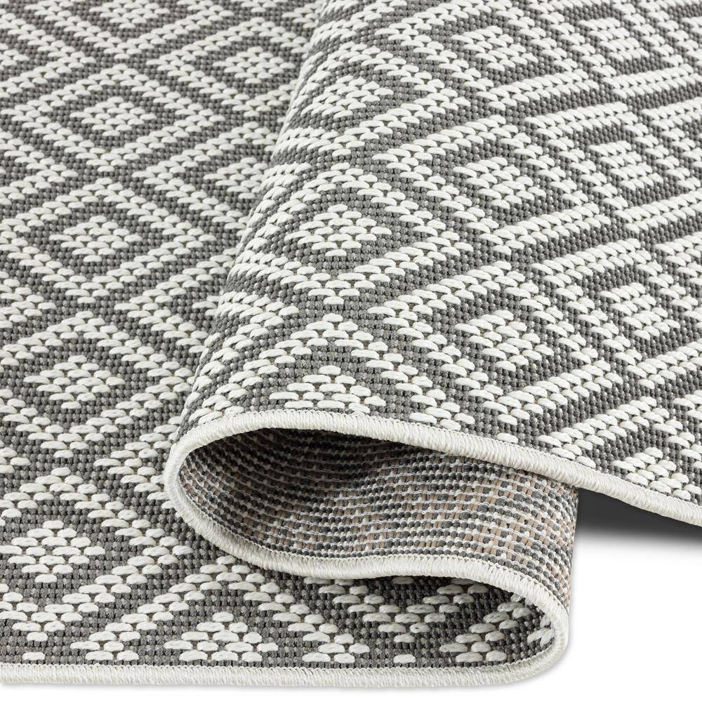 Gray and Cream Diamond Pattern Indoor/Outdoor Rug 8' x 10'