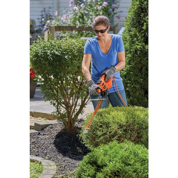 https://images.thdstatic.com/productImages/a8b47c48-c851-41e0-ab8a-dbe2ea5ef53b/svn/black-decker-corded-hedge-trimmers-behts125-a0_600.jpg