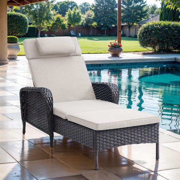 ArcoBay 1-Piece Brown Wicker Outdoor Chaise Lounge Rattan Chaise Lounge with Olefin Beige Cushions