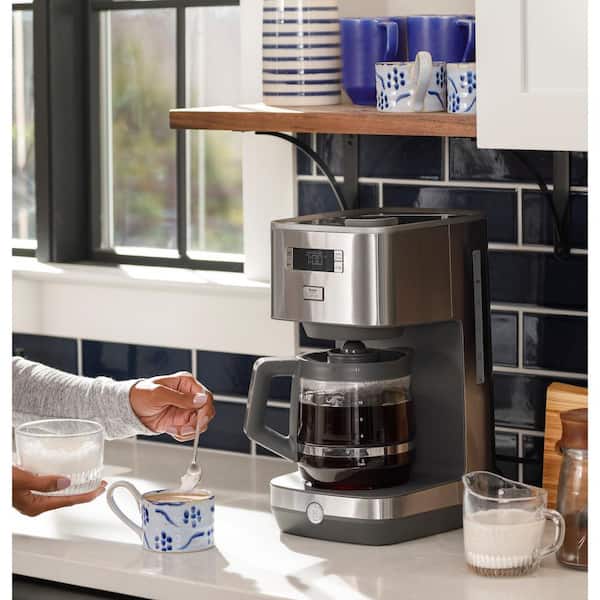 https://images.thdstatic.com/productImages/a91cd5fe-85c9-4608-9b0f-2fa02d01f1ed/svn/stainless-steel-ge-drip-coffee-makers-g7cdaasspss-31_600.jpg